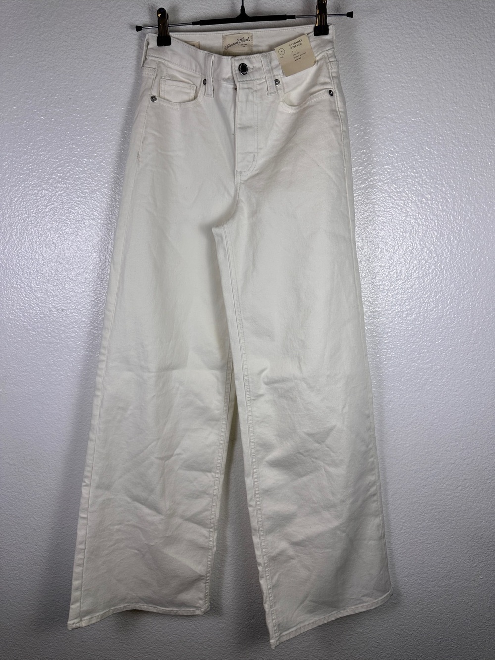 Universal Thread Women's High Rise Wide
Leg White Denim Jeans 4R